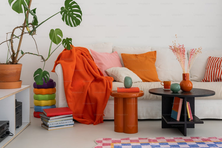 Cozy small living room with colorful plants and decor – apartment styling ideas