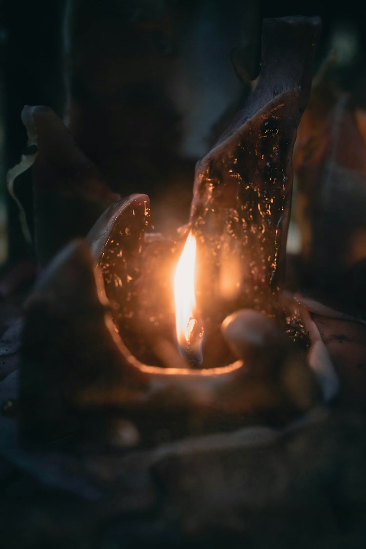 Burning candle with melted wax – wax melts vs candles home fragrance comparison